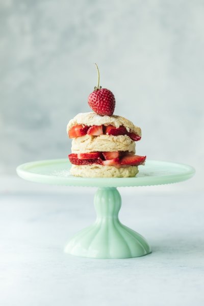 tourta fraoules heather barnes hLOLcUwR0Y4 unsplash - Τέλειο κέικ με φράουλες για το Πάσχα